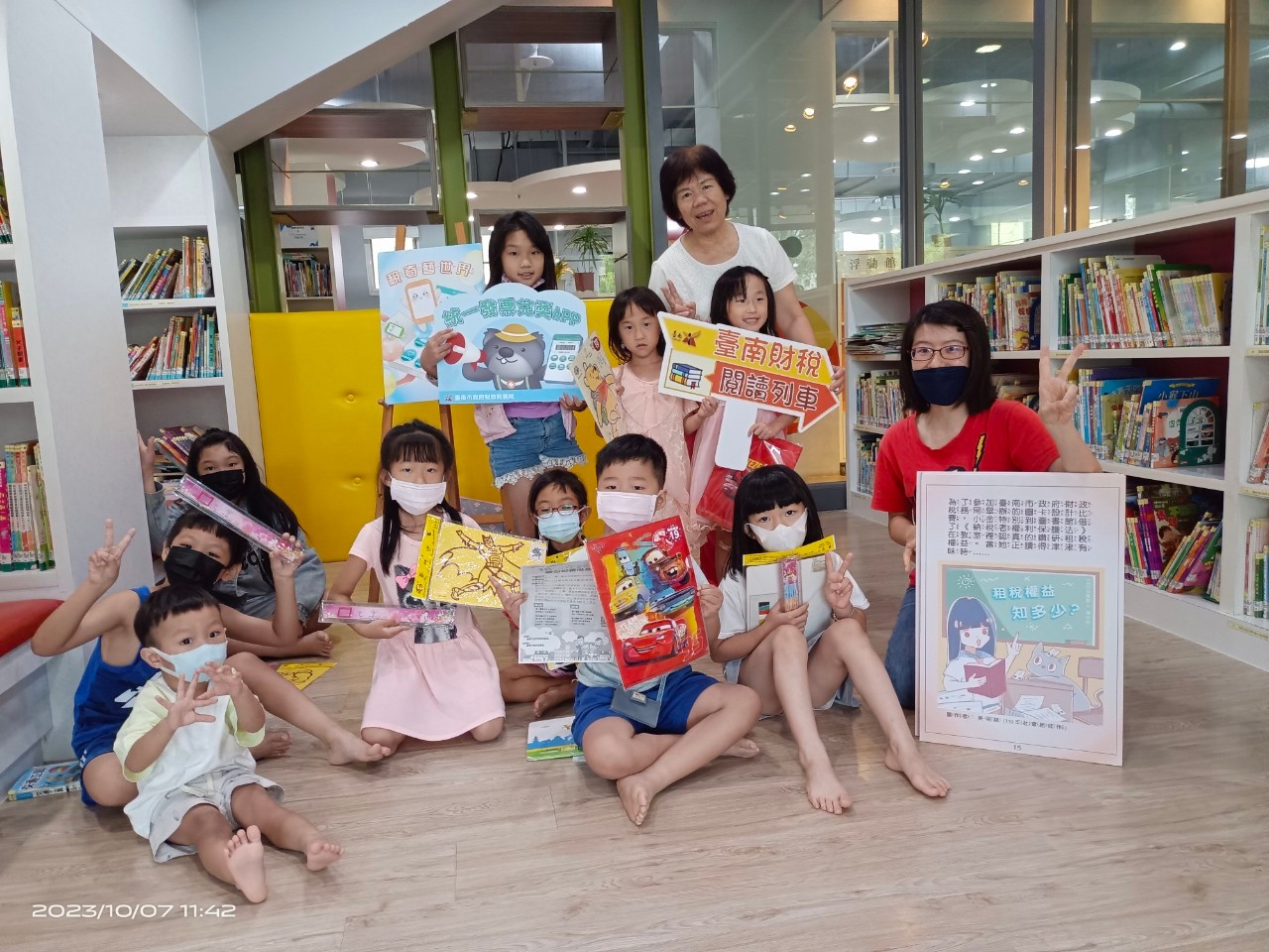 14.於鹽埕圖書館瓢蟲故事屋講演本局繪本合照.jpg
