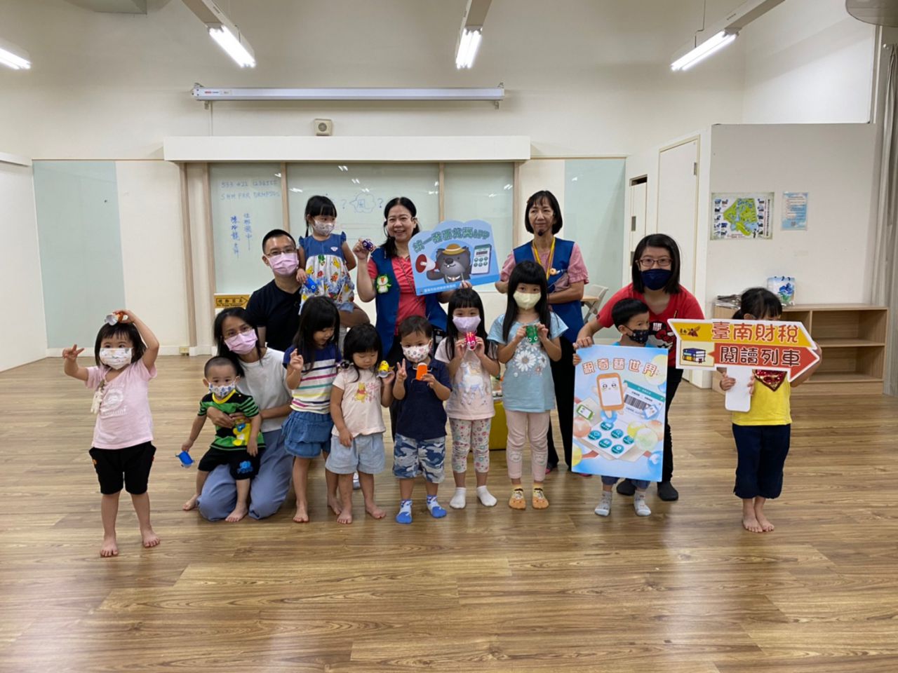 16.於安平圖書館結合手作坊講演本局繪本.jpg