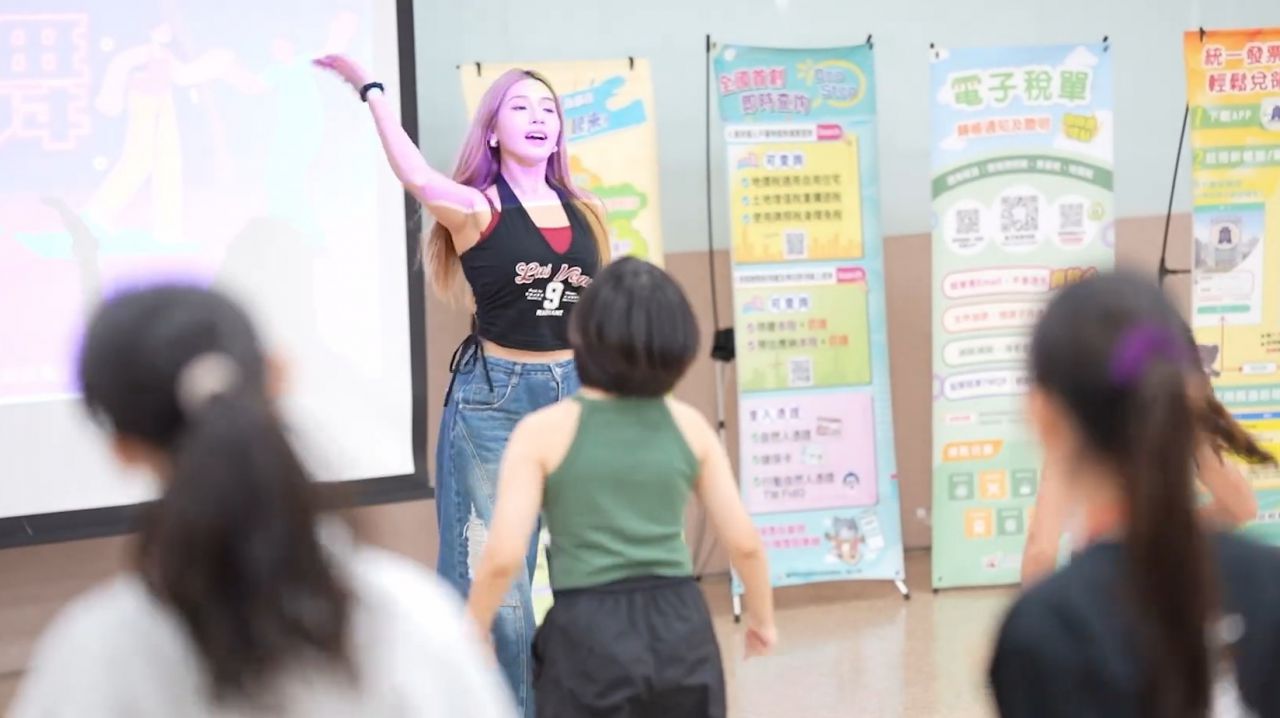 2.老師教導學員舞蹈.jpg