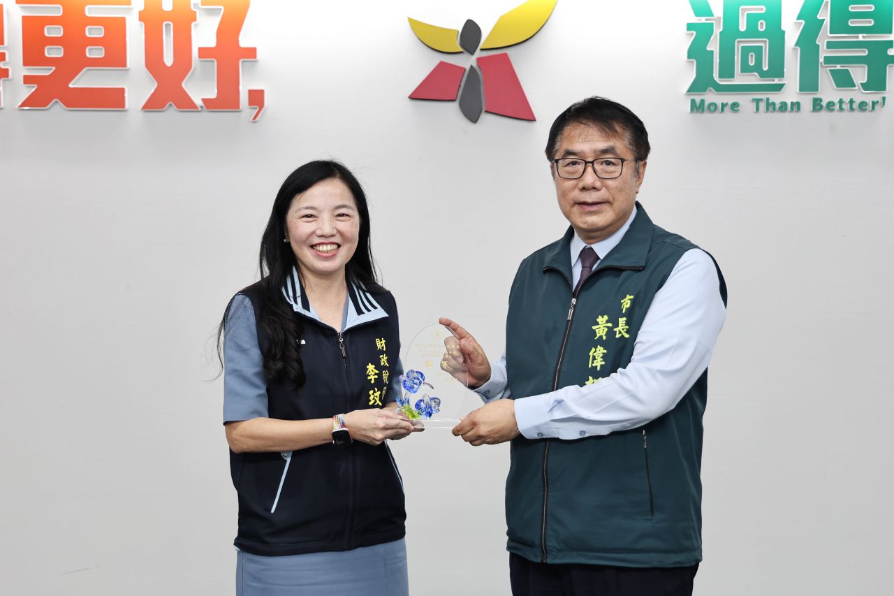 南市財稅局榮獲財政部考核「稅捐稽徵作業績效類」與「疏減訟源績效類」雙優等獎並於市政會議獻獎2.jpg