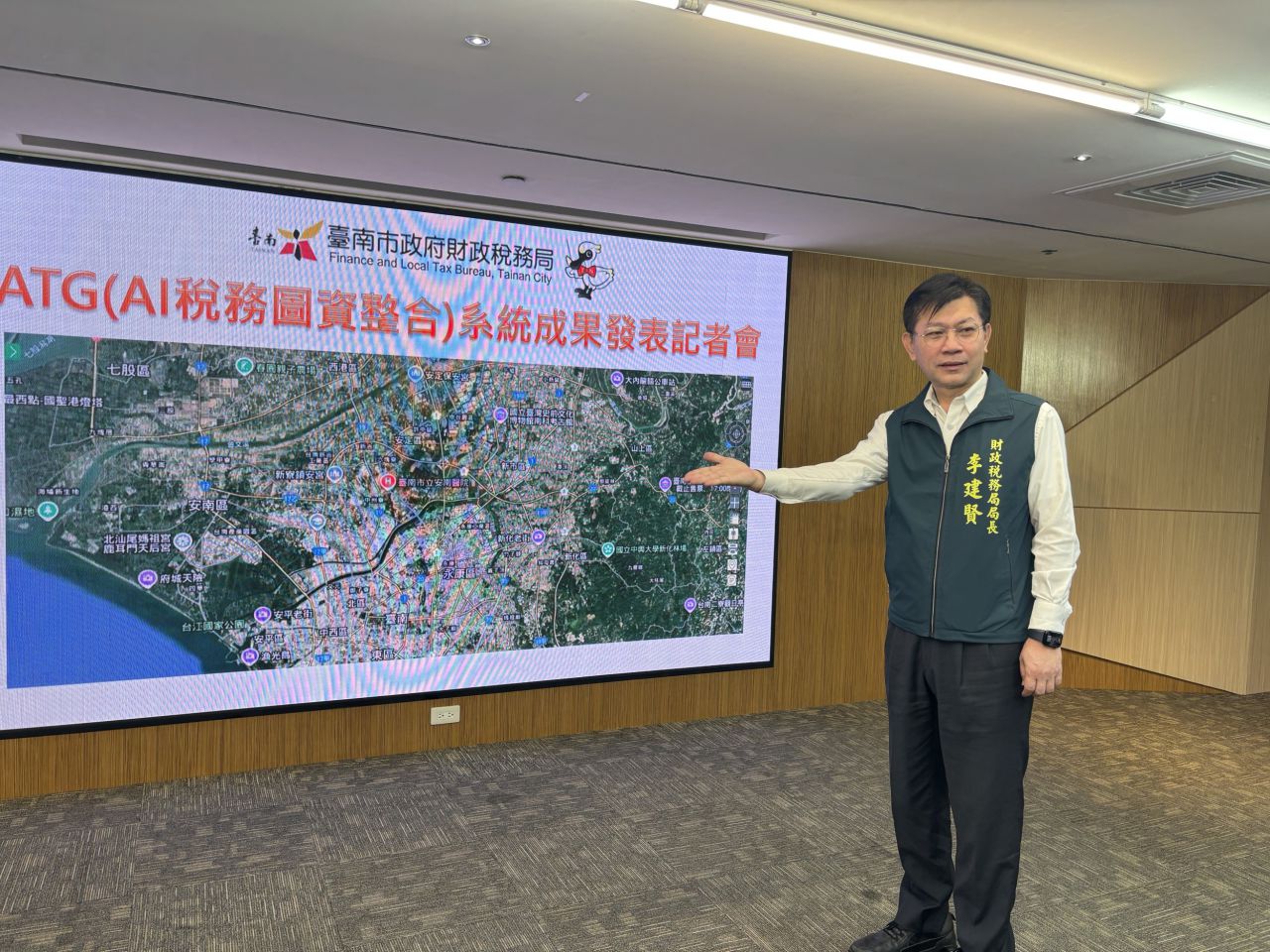李建賢局長親自為記者說明「AI稅務圖資整合系統(ATG)」.jpg