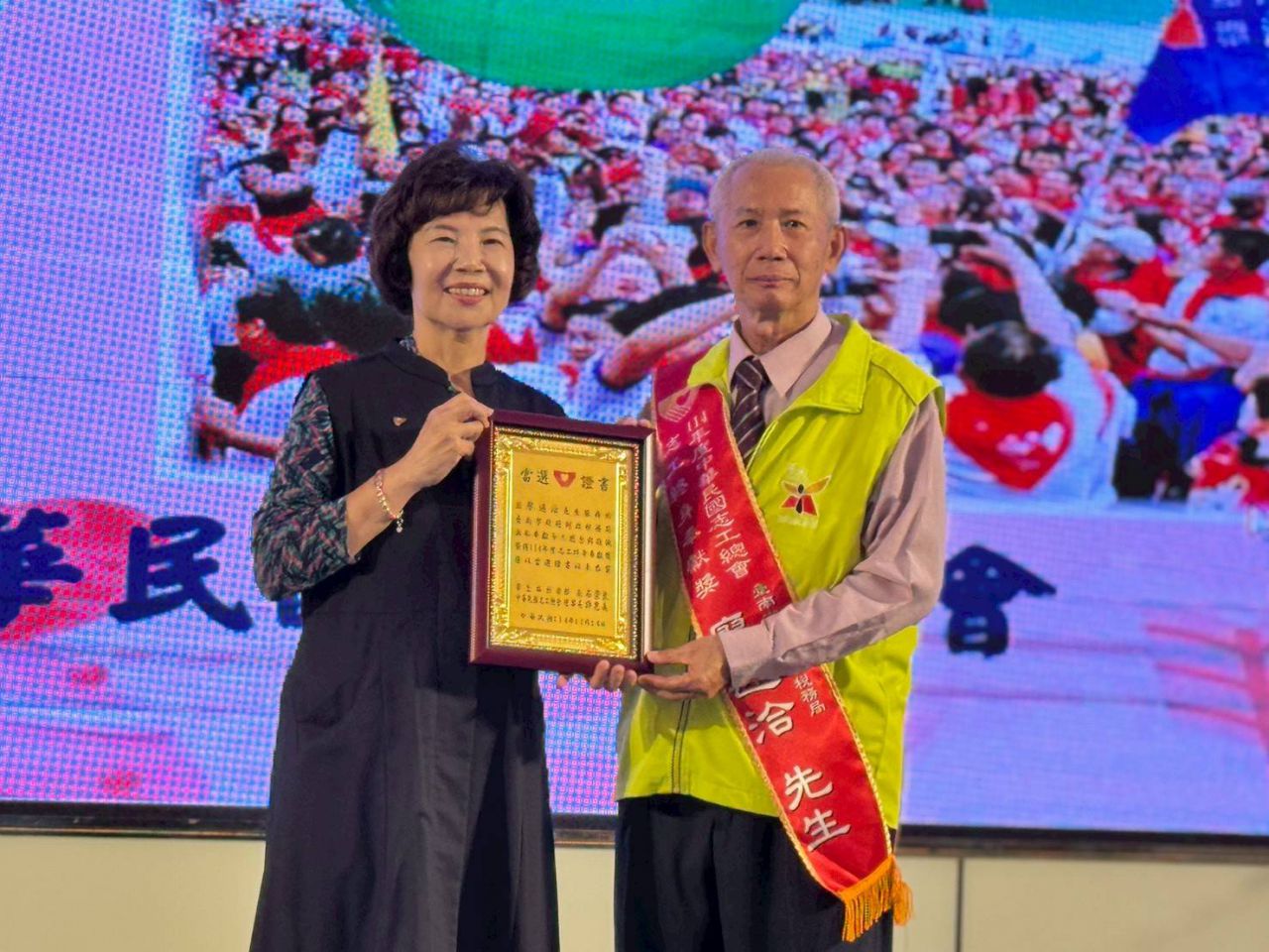 (左)中華民國志工總會監事長 趙美玲，(右)志工廖述洽先生.jpg