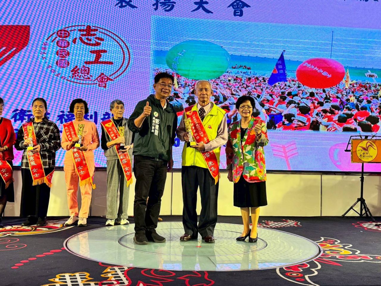 (左)高雄市議員郭建盟，(中)志工廖述洽先生，(右)中華民國志工總會理事長 許惠美.jpg