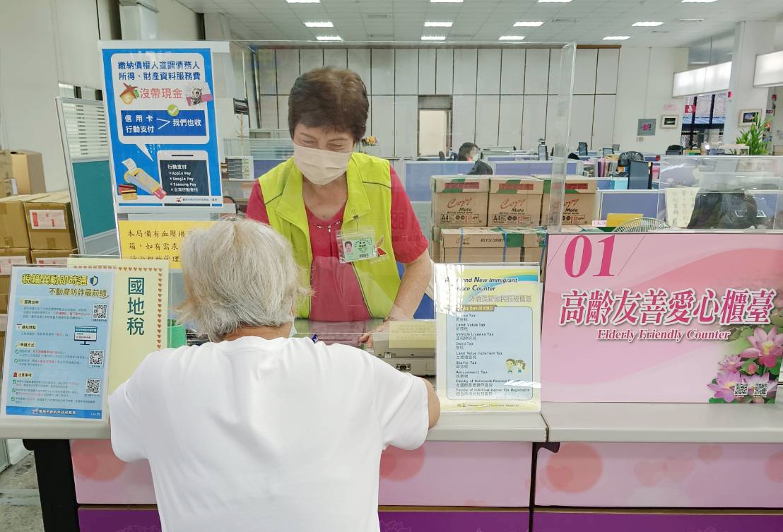 志工陳秀麗服務高齡長者.jpg
