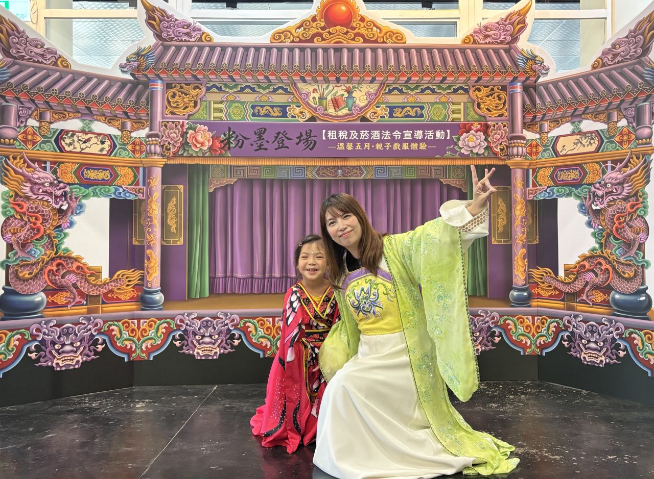 圖說：親子戲服體驗-畫臉簡易上妝、戲服穿戴體驗.jpg