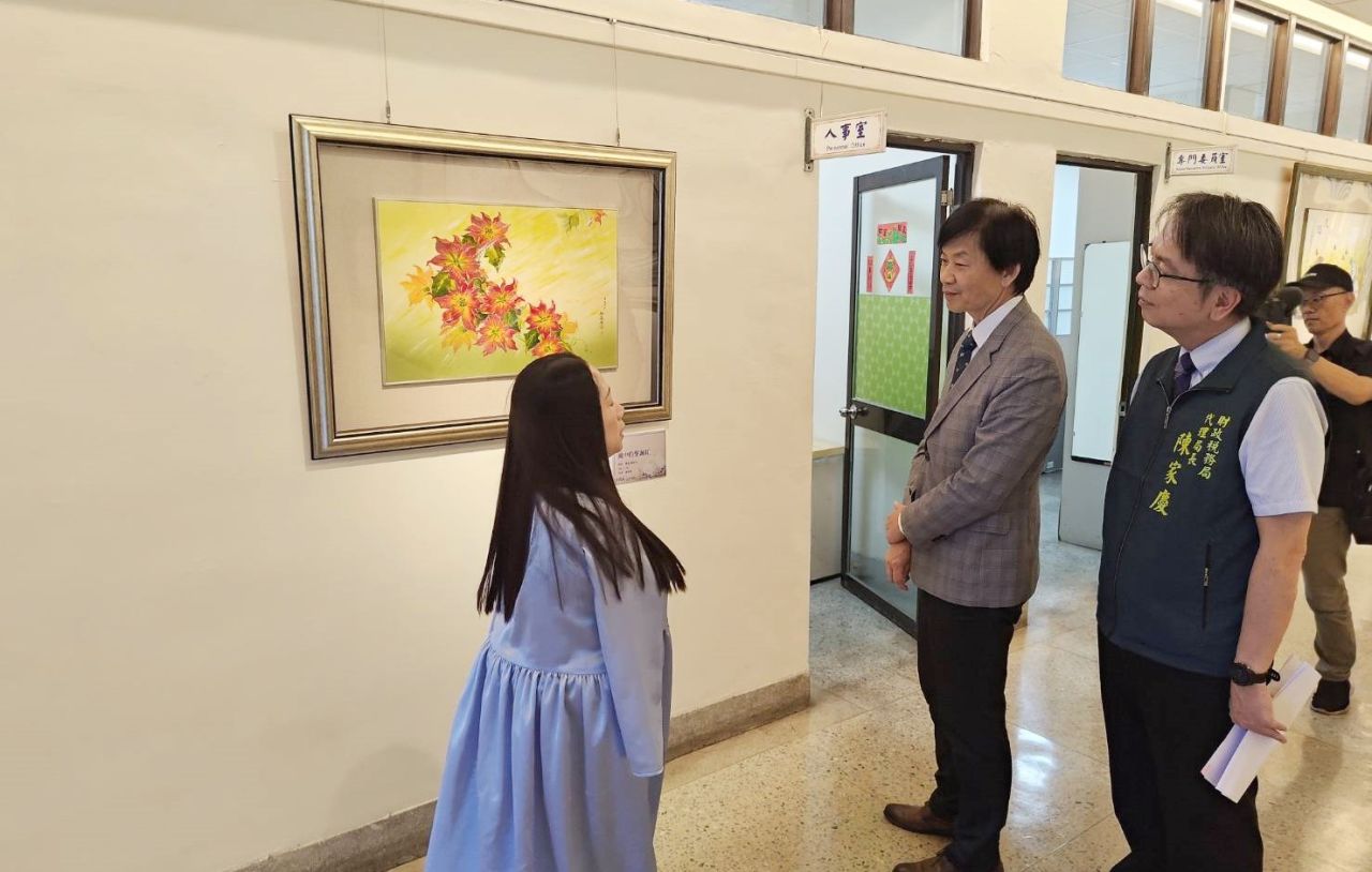 4.楊恩典老師親自導覽畫作.jpg