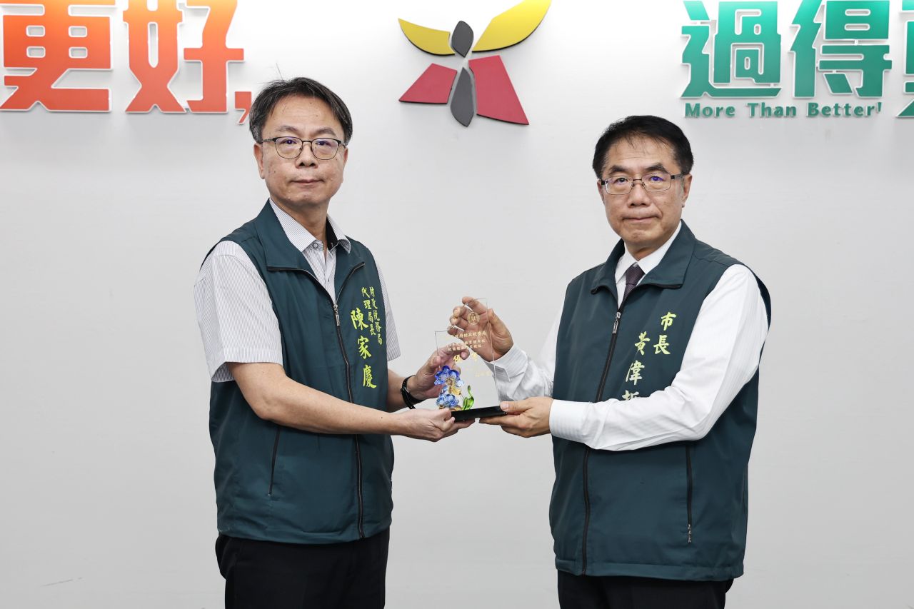 臺南市財稅局榮獲3項中央大獎，於市政會議獻獎2.jpg
